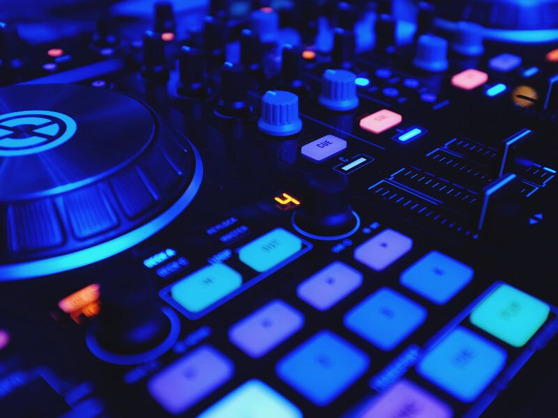 望变电气2024年报董事长杨泽民致股东